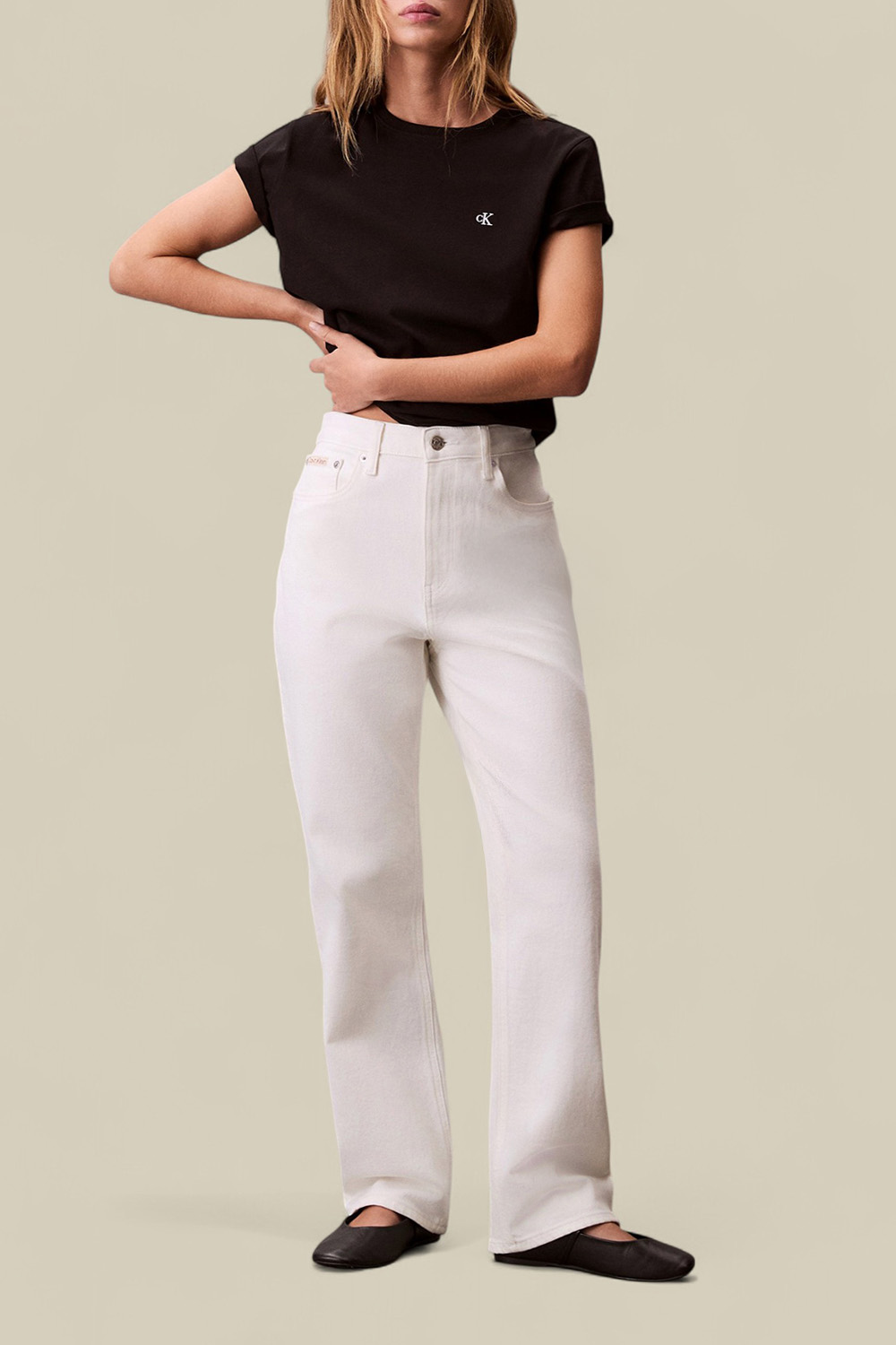 תמונת כל הלוק של חולצת טי